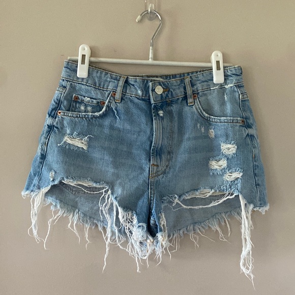 Zara Pants - Zara ripped jean shorts